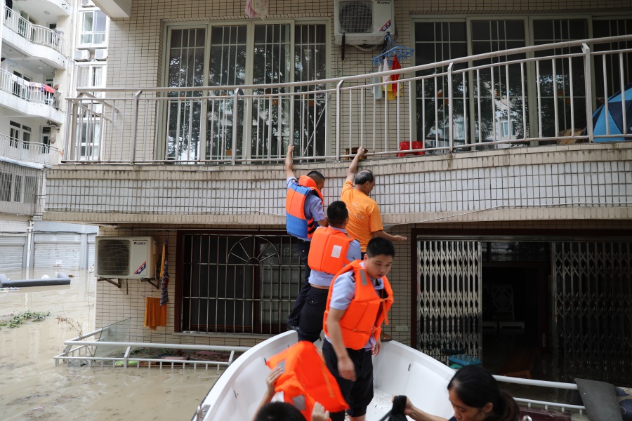 群众被困洪水中 合川警方紧急救助