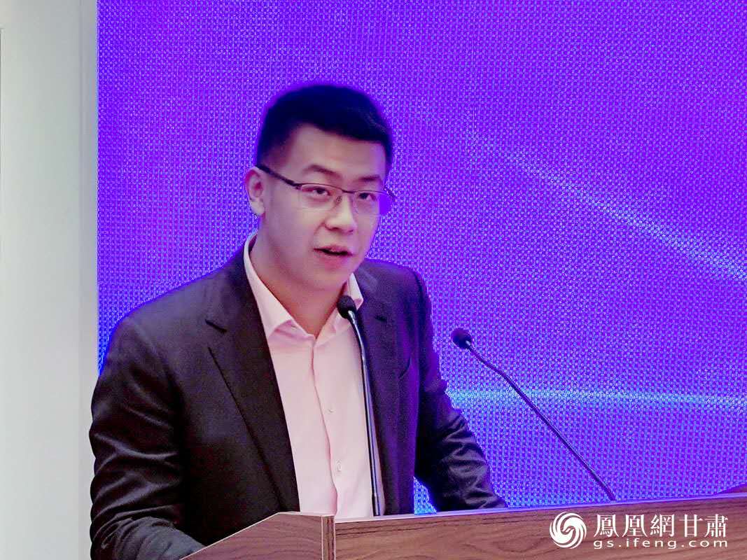 中核钛白公司实际控制人王泽龙介绍生产基地落地及项目发展情况 肖刚 摄