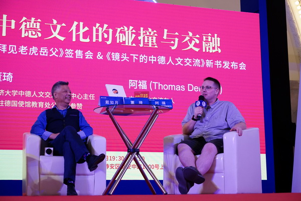 阿福（右）分享自己在国内生活的心得与体会