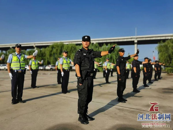 赞皇交警瞄准实战练精兵