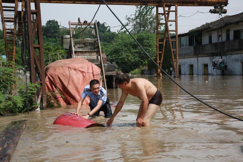 洪峰过境服务无境 重庆渝北公安全力以赴投入到抗洪抢险一线