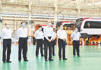 8月21日，北京市党政代表团就进一步做好京冀扶贫协作和京津冀协同发展工作到我省考察。这是代表团在河北京车智能列车造车基地实地检查指导北京支持的扶贫脱贫项目建设。 河北日报记者 赵 威摄