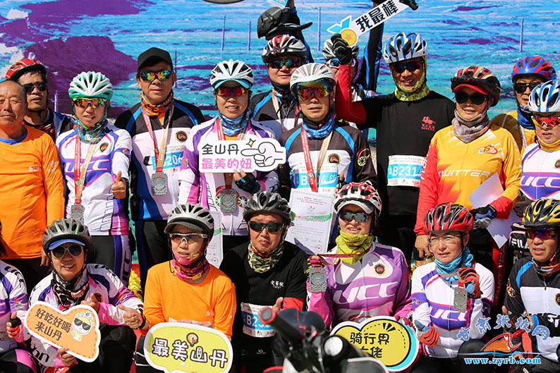 全国600余自行车手集结张掖山丹 上演戈壁花海"骑遇记"