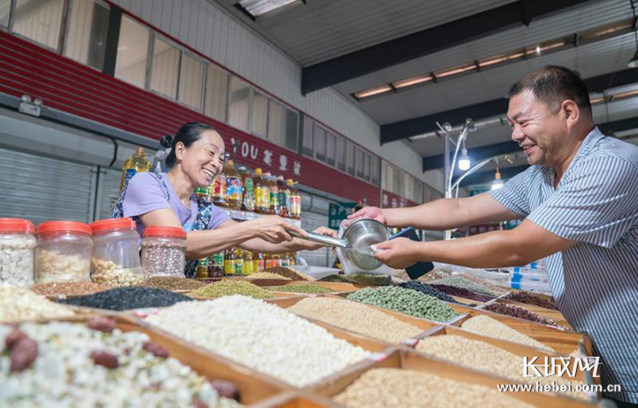 市民在菜市场购物。通讯员 刘相和 摄