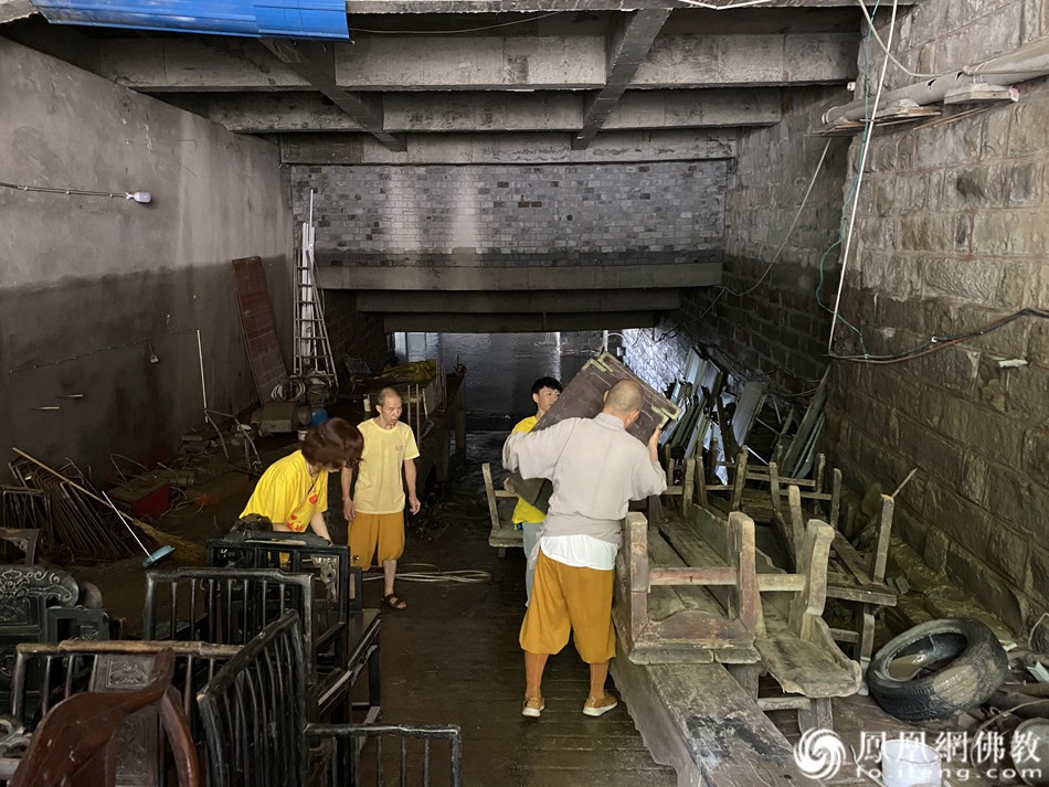 重庆华岩寺、华岩文教基金会常住法师、志愿者支援重庆市巴渝名匾文化艺术博物馆转移被淹文物（图片来源：凤凰网佛教 摄影：重庆华岩寺）