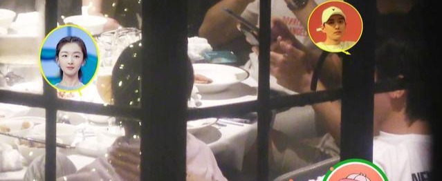 唐培彦手搭在周冬雨肩膀上