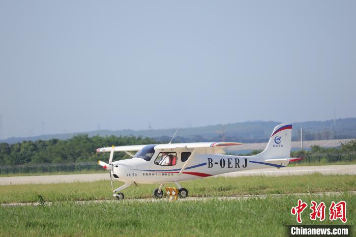 ag50轻型运动飞机在湖北荆门成功首飞_凤凰网资讯_凤凰网