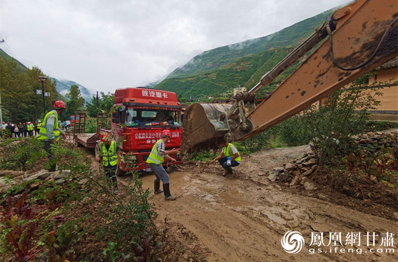 甘肃省公航旅集团武九项目办抢修被洪水冲毁的道路 甘肃省公航旅集团供图