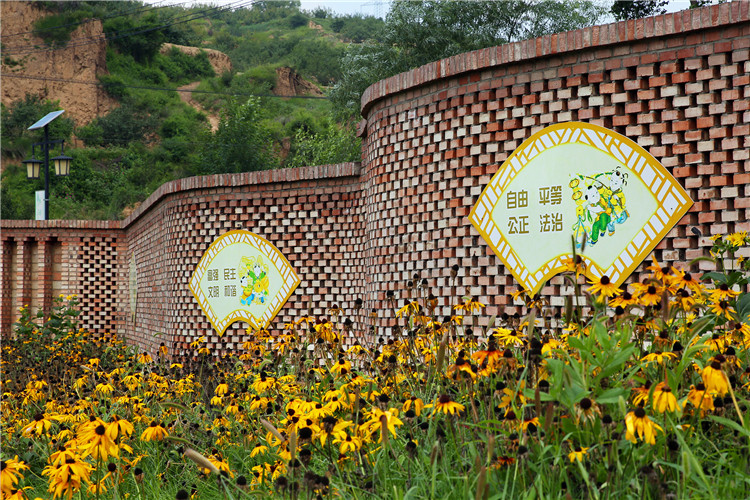 2020年8月21日,河北省张家口市下花园区武家庄村风格各异的砖艺街巷。
