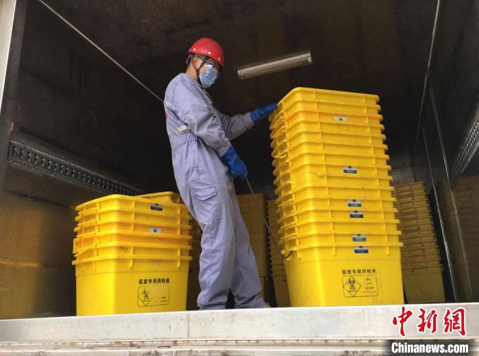 图为危废处置中心运输部苏怀国整理周转空箱，为次日工作做准备。　张婧 摄