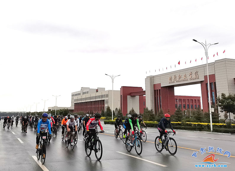 全国600余自行车手集结张掖山丹 上演戈壁花海"骑遇记"