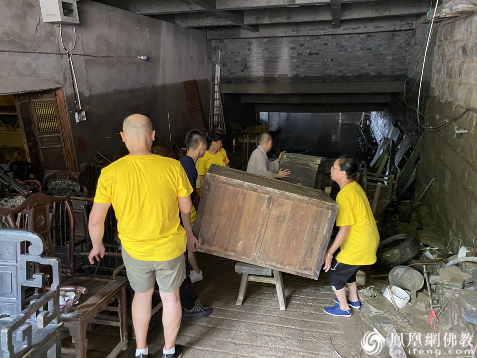 重庆华岩寺、华岩文教基金会常住法师、志愿者支援重庆市巴渝名匾文化艺术博物馆转移被淹文物（图片来源：凤凰网佛教 摄影：重庆华岩寺）