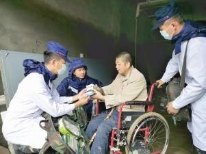 陇南市森林消防支队自8月20日进入文县县城和碧口镇以来，350名消防队员连续奋战在排涝清淤一线，帮助群众恢复生产生活，还积极与当地政府、街道办联系，派出消杀巡诊小分队为受灾群众义务诊疗，同时做好心理疏导工作。 本报通讯员 刘文超 摄（陇南日报）