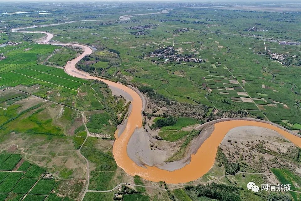 初秋俯瞰张掖全国第二大内陆河蜿蜒青山绿水间