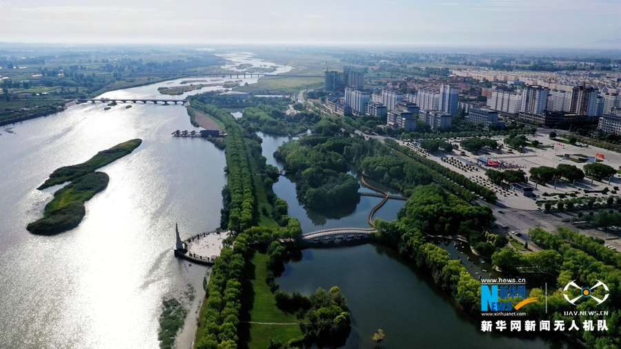 飞阅初秋“戈壁水乡”：碧水绕城满眼绿