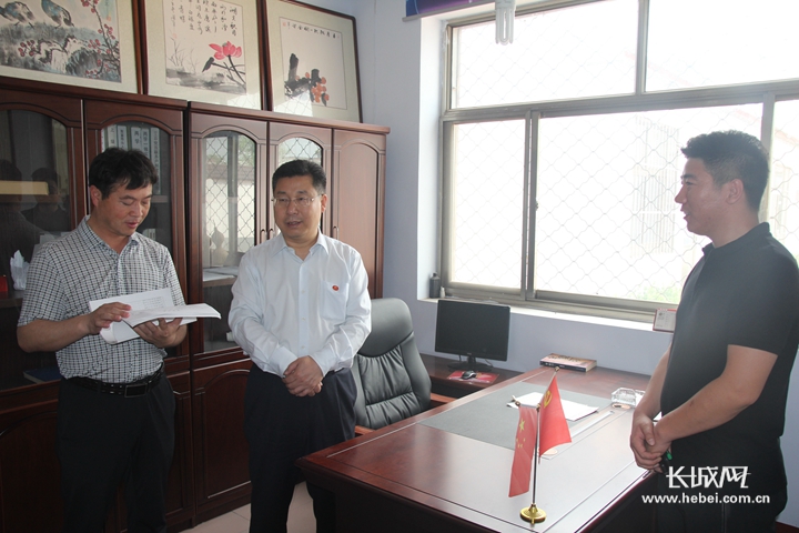 故城县委常委、组织部部长回爱军（左二）在夏庄镇龙凤店村调研党建示范区建设。
