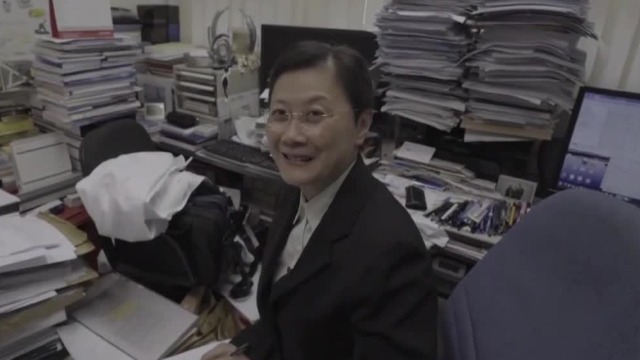 探访科学家任咏华的办公室，整个桌子都被文件堆满
