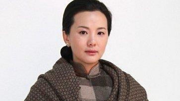 面对《地久天长》中最悲伤的一场戏,咏梅称控制情绪也需要技巧