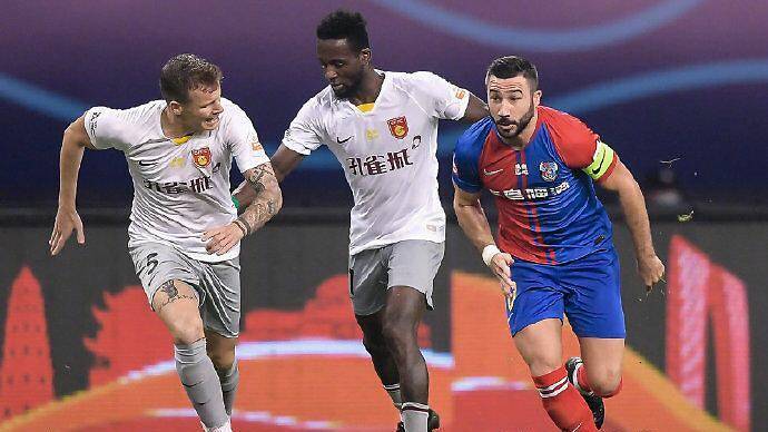 青岛黄海外援亚历山德里尼(右一)在比赛中.中超联赛/ic photo官方供图