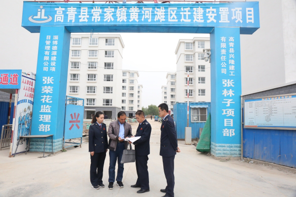 高青县税务局工作人员到黄河滩区迁建项目了解项目进展情况（李海明/摄）