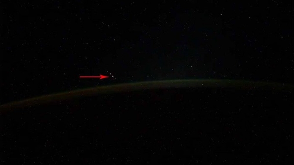 宇航员太空中拍摄极光时发现UFO:实为SpaceX星链卫星