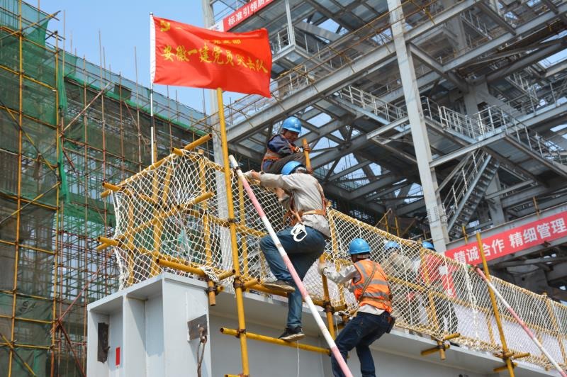 董家口经济区：华能董家口2&times;35万千瓦热电联产项目#1锅炉大板梁顺利吊装就位