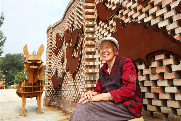 2020年8月21日,河北省张家口市下花园区武家庄村利用当地砖文化发展特色旅游。