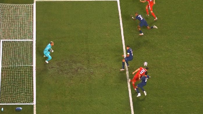 GIF:莱万近距离头球攻门,纳瓦斯反应迅速将球扑出_凤凰网