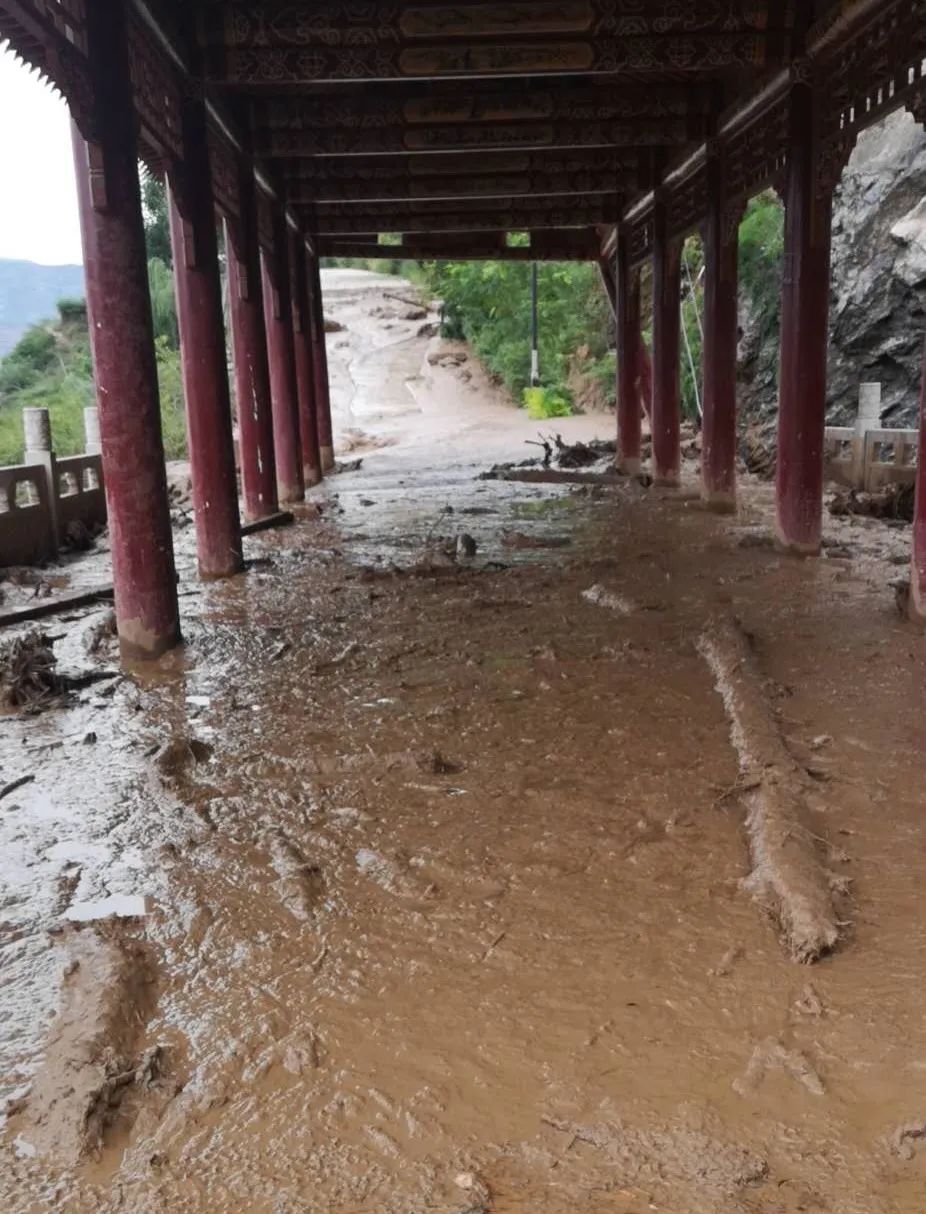 休闲文化长廊景观平台被泥石流冲毁