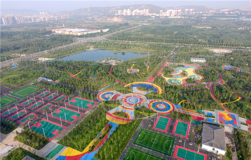 这是7月24日在邯郸市峰峰矿区拍摄的由采煤沉陷区改造而成的城市运动公园（无人机照片）。 新华社发（郝群英 摄）