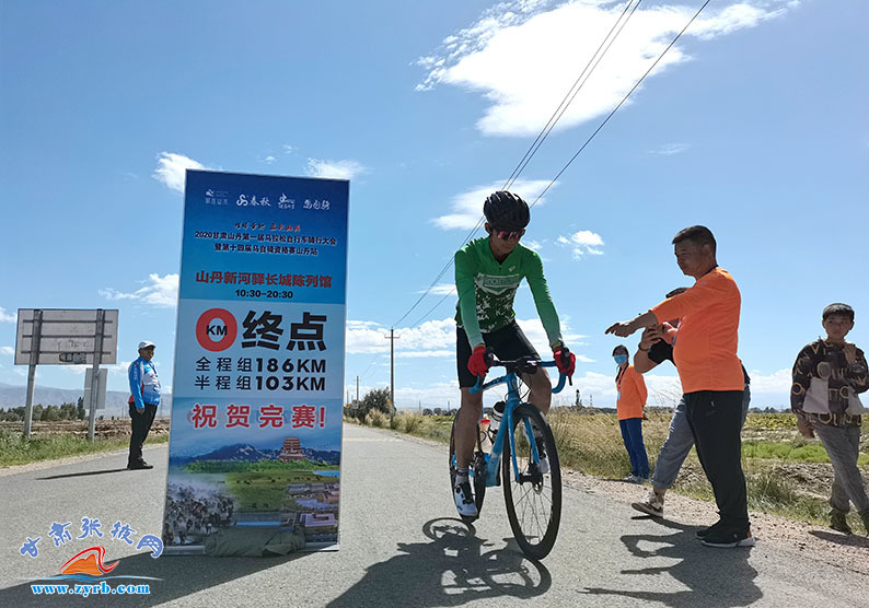 全国600余自行车手集结张掖山丹 上演戈壁花海"骑遇记"