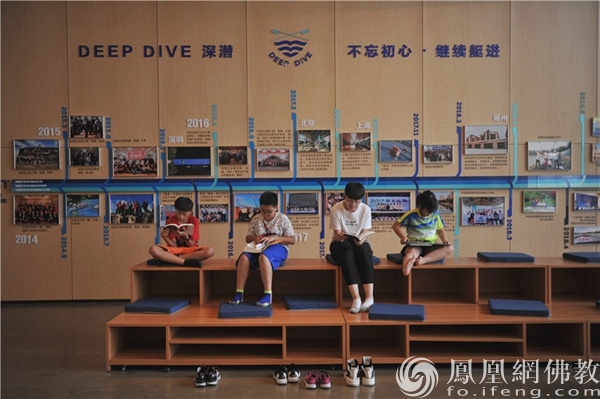 营员们认真阅读书籍（图片来源：凤凰网佛教 摄影：季利）