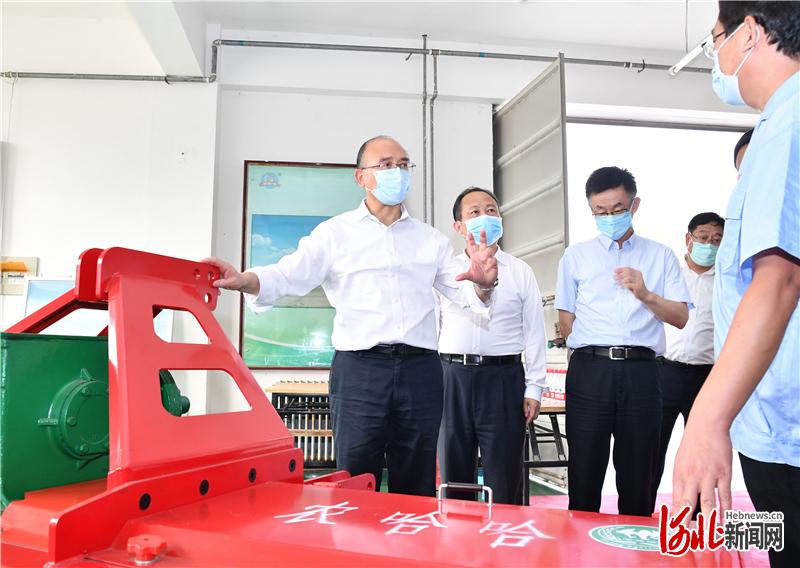 8月26日，省长许勤到石家庄调研检查。这是许勤来到河北农哈哈机械集团有限公司，了解各种农机性能，询问企业还有哪些困难。 河北日报记者 孟宇光摄