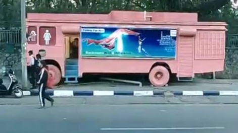 印度粉红厕所巴士：每辆巴士的尾部都会有一个迷你咖啡馆