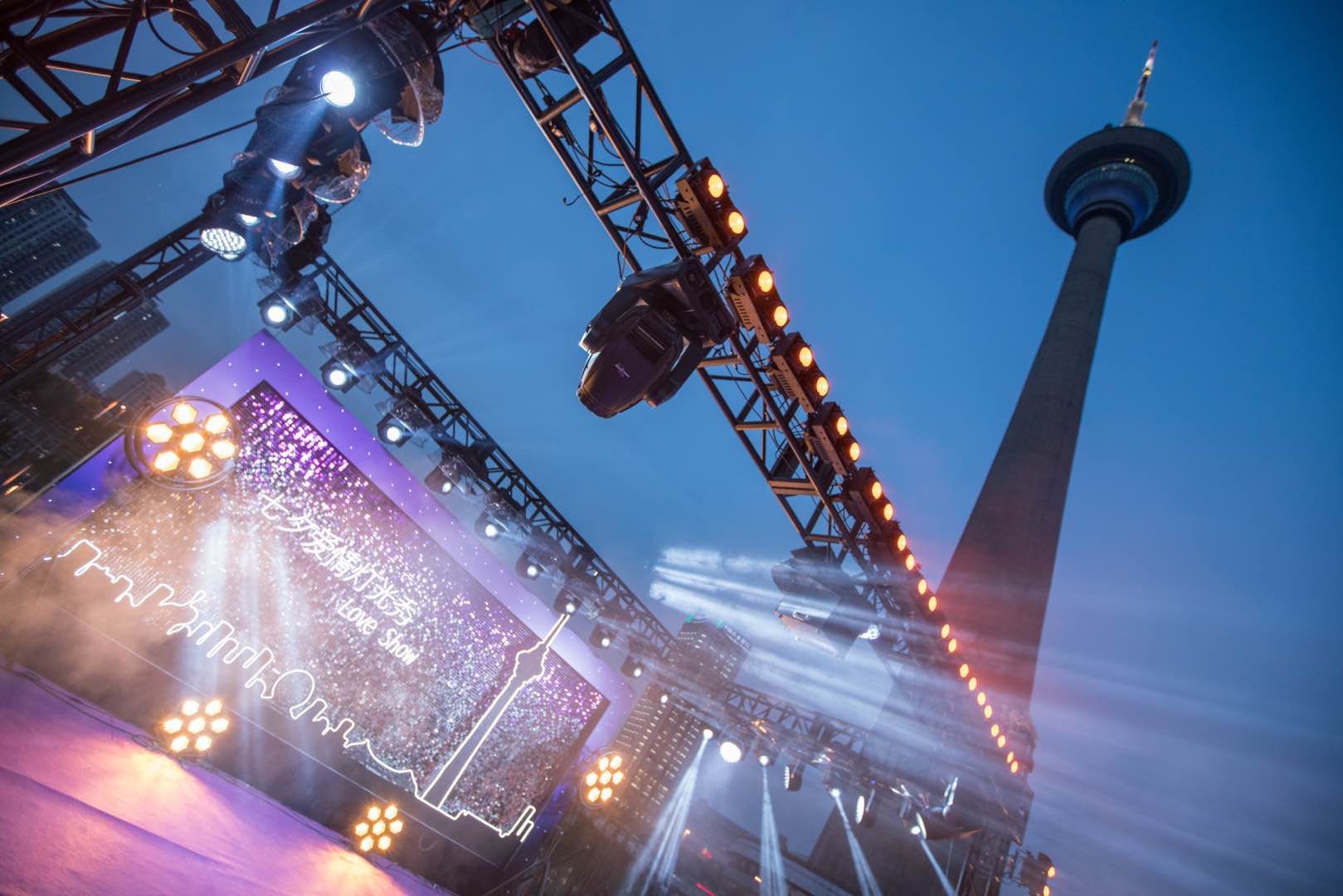 67天塔七夕示爱灯光秀见证他们的爱情