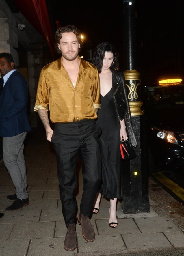 利亚姆·佩恩与女友共进晚餐,超模玛雅一路紧跟小鸟依人