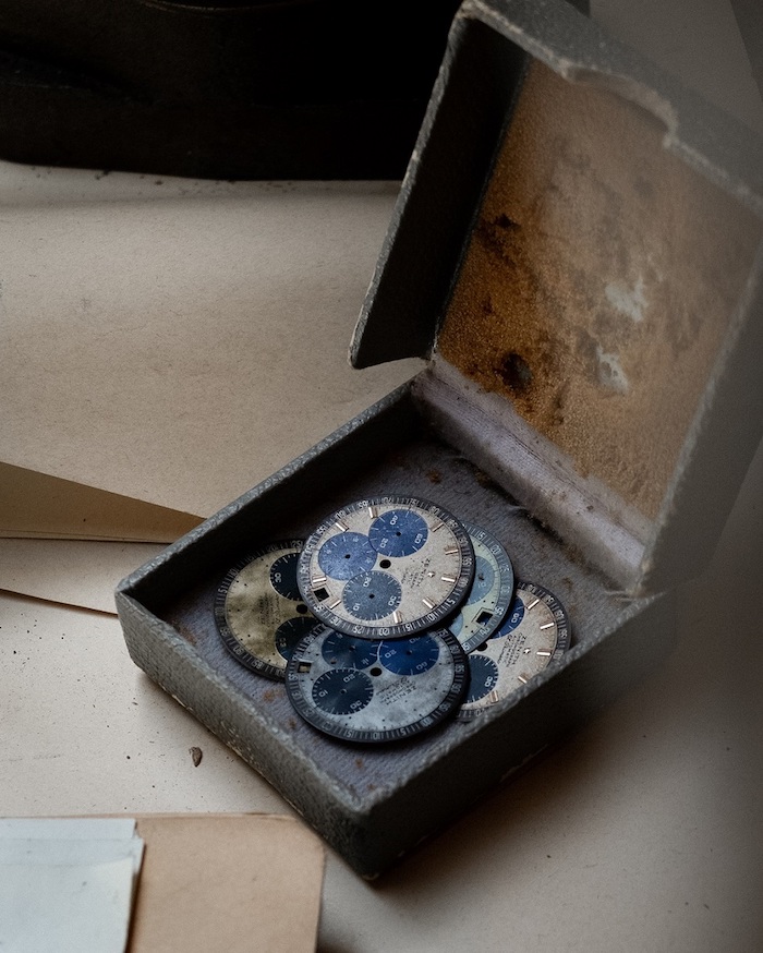 工作人员发现了尘封已久、以三种不同深浅的蓝色调打造的三色表盘