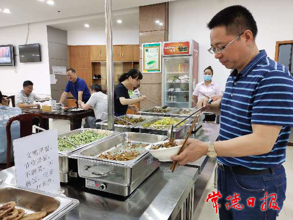 就餐职工在自助打菜时注意了很多,少取多次。