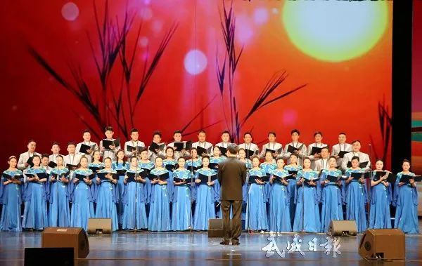 合唱《在灿烂的阳光下》