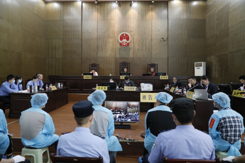 重庆南川警方打掉套路贷恶势力犯罪集团受害人送锦旗致谢