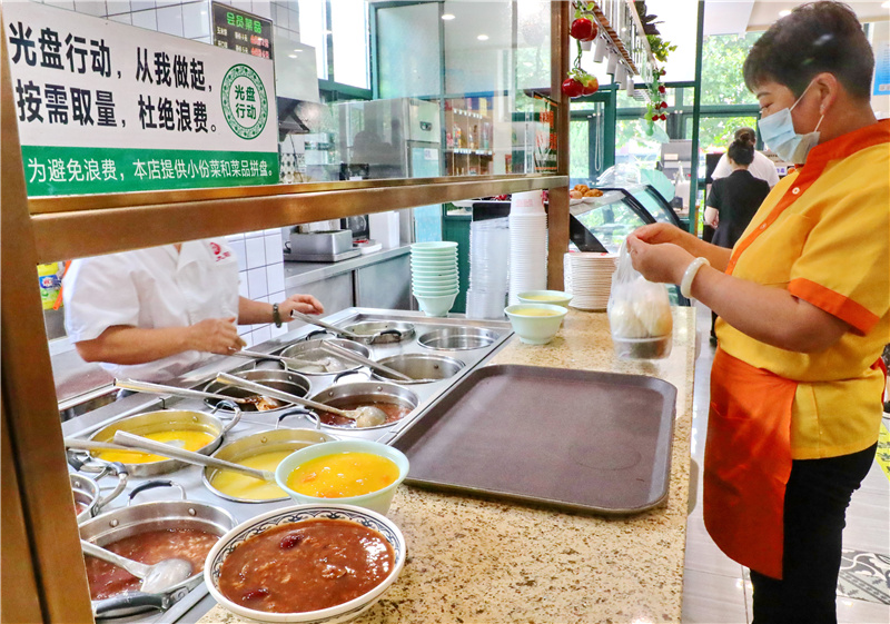 8月26日，秦皇岛市海港区一家餐厅的服务员在打包餐食。