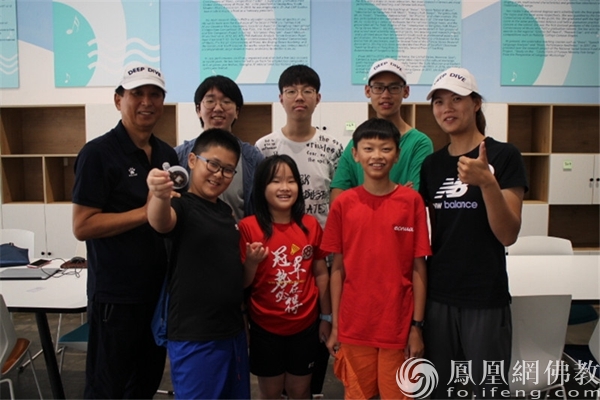 世界赛艇联合会的高级顾问ken lee先生亲自指导营员赛艇知识（图片来源：凤凰网佛教 摄影：邵卓）