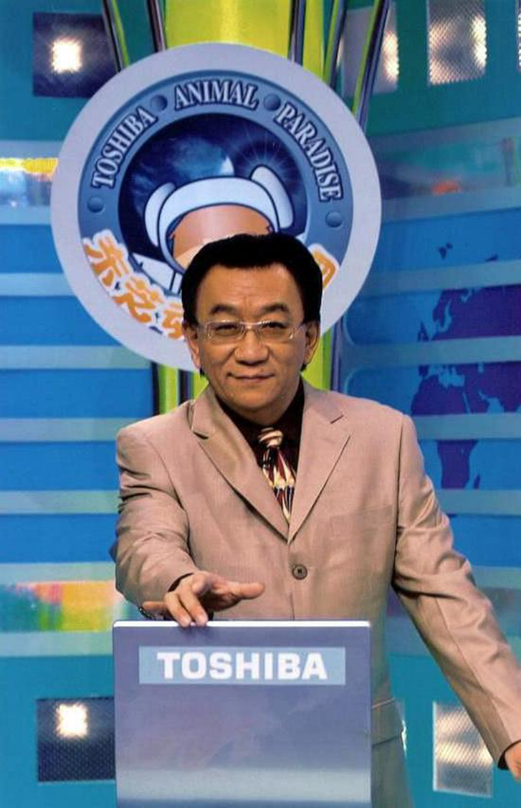 1994年，由东芝公司独家赞助的《东芝动物乐园》在北京电视台一套开始播放，侯耀华担任主持。