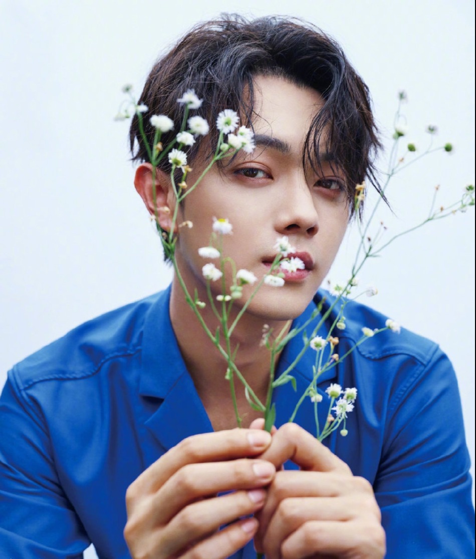 许凯户外封面大片工装风格演绎大男孩的夏日时尚