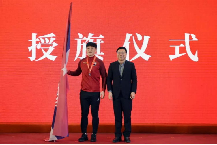 2018年12月14日，深圳市市长陈如桂为深足出征中超授旗