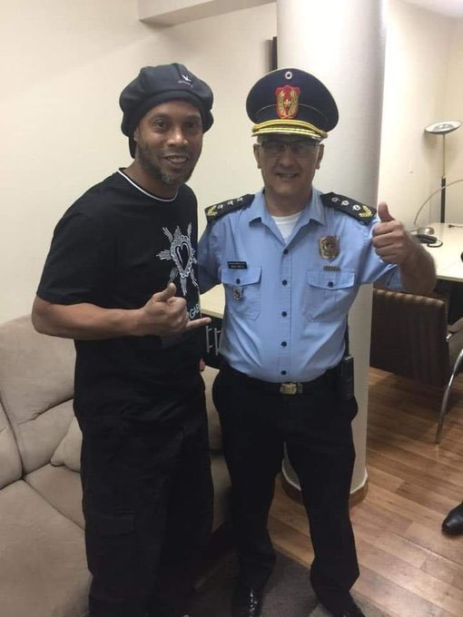 小罗和巴拉圭警察相谈甚欢。