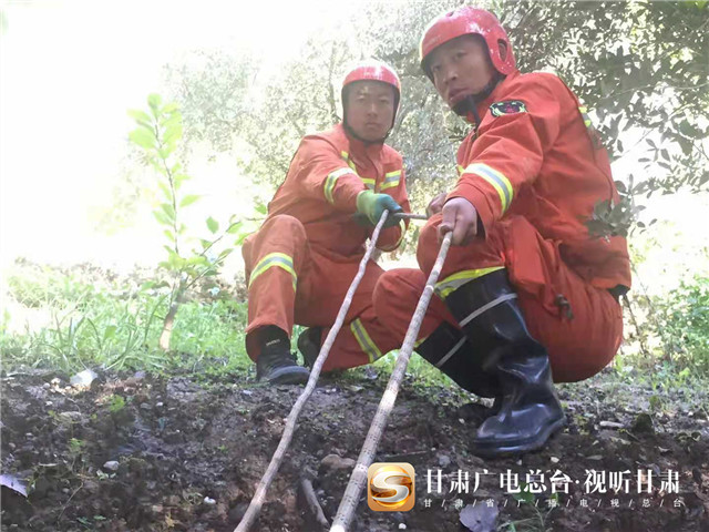 兰州新区消防战士驰援陇南 排除灾区通电隐患