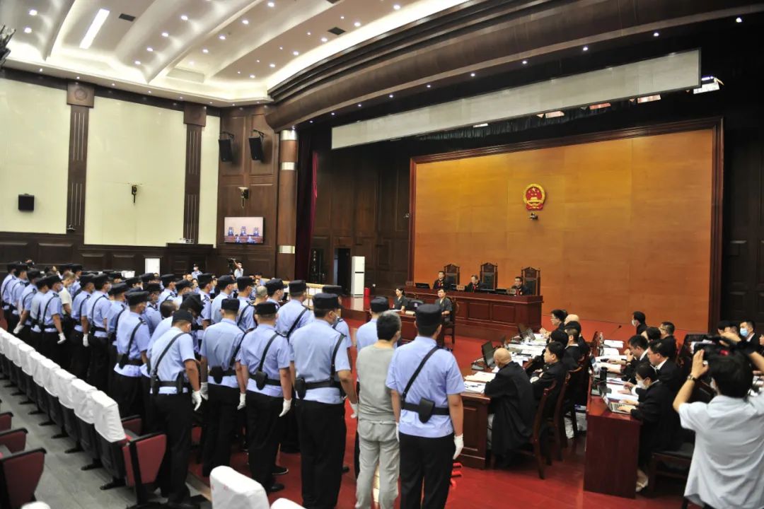 被告人李伟等21人组织领导参加黑社会性质组织案一审开庭