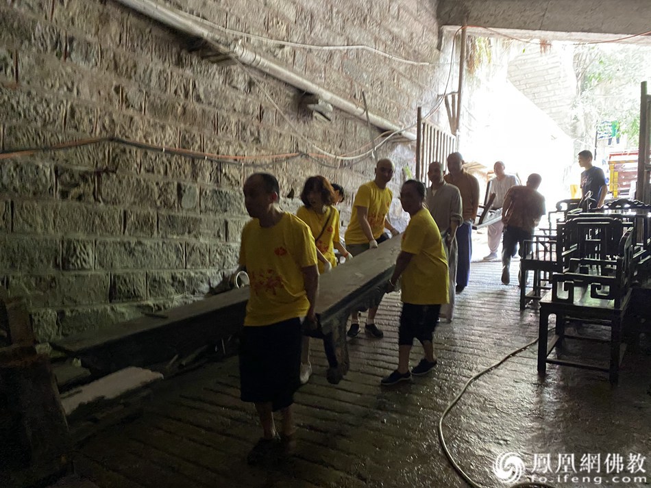 重庆华岩寺、华岩文教基金会常住法师、志愿者支援重庆市巴渝名匾文化艺术博物馆转移被淹文物（图片来源：凤凰网佛教 摄影：重庆华岩寺）