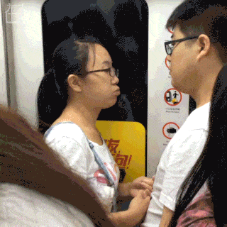 在人间 | 七夕花式虐狗，他跟她在地铁里吻别